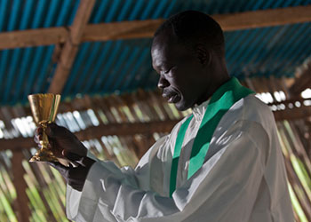 El padre Joseph Otto, de la parroquia Sta. Teresa en Magwi, es sacerdote desde hace 9 años, y controla una red de iglesias en una vasta área. Celebra la misa todos los días aunque nadie asista. Foto de Karen Kasmauski para CRS