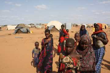 Refugiados somalies se encuentran en el campamento Dagahaley en Dadaab, Kenia. Debido a la severa sequía, muchas familias enfrentan una hambruna y se han ido de Somalia en busca de mejores condiciones. Miles de refugiados llegan a Dadaab cada semana.