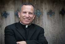 Padre David García, asesor principal de acercamiento con el clero para Catholic Relief Services.