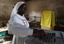 Sor Verónica Daniel emite su voto en Juba, Sudán, el 9 de enero, 2011. El proceso de elecciones de seis días permitió a los sudaneses del sur votar para continuar, ya sea como una nación unificada o separarse y convertirse en su propia nación, Sudán del Sur.