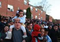 Más de 5 mil hispanos en su mayoría católicos participaron en una procesión de Viacrucis de Viernes Santo en Falls Church, VA. Este evento anual es una recreación de la pasión y crucifixión de Cristo, que ofrece un espacio espiritual para reflexionar en el camino de Cristo a la cruz. Foto por Richard Reinhart para CRS.