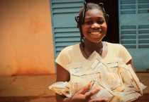 Una joven en Burkina Faso recibe alimentos provenientes de "Helping Hands". Foto de CRS.
