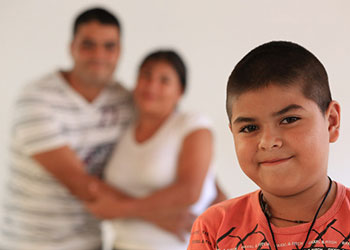 Aquí miembros de una de muchas familias agricultoras que se benefician de acuerdos obtenidos por CRS para maximizar sus ganancias trabajando de una manera justa. De este modo padres e hijos permanecen en sus hogares, los niños tienen la oportunidad de estudiar y los padres reciben un salario justo para proveer una vida digna a su familia. Foto por Óscar Leiva.