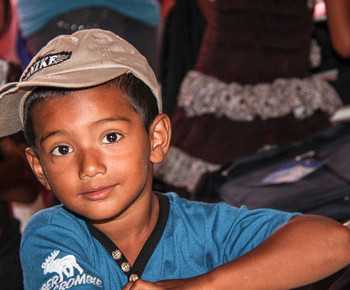 Un niño recibe recibe útiles escolares a través de un programa de CRS que ayuda a familias de los pacientes con VIH y sida que se enfrentan a los estigmas asociados con la enfermedad. El programa llamado “Niñez huérfana y vulnerable” es un programa de CRS en Honduras. La madre del pequeño dice que sin la ayuda de CRS sería muy difícil estar listo para el inicio de clases. En el evento donde se tomó la foto, 40 niños recibieron asistencia. El objetivo es llegar a más de 3.000. 