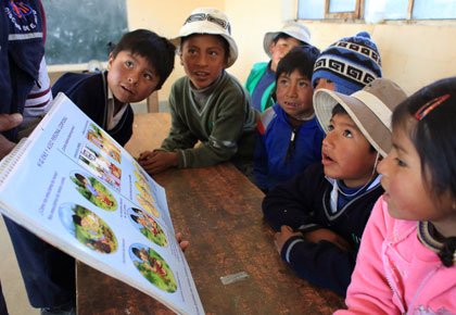 El personal de CRS imparten un taller sobre agua y saneamiento en la escupa de Chahuira Pampa en el municipio de Achacachi, Bolivia. Los niños, beneficiarios del programa de Salud con agua y saneamiento, aprenden prácticas vitales como el lavado de manos. La situación de pobreza en el país se refleja en todos los sectores, pero especialmente en la falta de servicios de agua y servicios de saneamiento con mayor énfasis en las zonas rurales. Foto por Óscar Leiva para CRS.