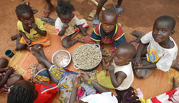 CRS está trabajando con Cáritas para proporcionar alimentos, medicinas y protección a las familias obligadas a abandonar sus hogares por la violencia. Foto cortesía de Aurelio Gazzera/Cáritas