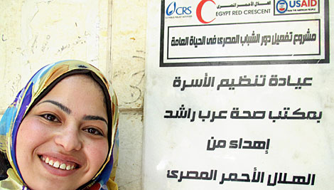 Ibtisam Gamal, de 24 años, ayudó a establecer una nueva clínica de salud en El Cairo después de participar en un programa de CRS llamado “Egyptian Youth Take Action” (Jóvenes egipcios toman acción). Foto de Emily Ardell / CRS /CRS