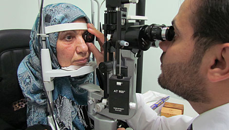 Una refugiada iraquí viviendo en el exilio en Amman recibe atención médica a través de un programa apoyado por CRS a cargo de Cáritas Jordania. Foto de Liz O'Neill / CRS