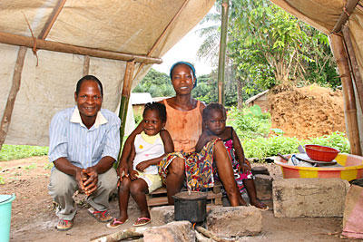 CRS ayuda a las comunidades anfitrionas en Liberia, donde miles de refugiados de Costa de Marfil, como Leonce Piuti y su familia, se han asentado. Foto de Helen Blakesley / CRS