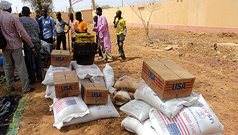 CRS distribuye alimentos de emergencia a las personas que se vieron obligadas a abandonar sus hogares cuando la violencia se intensificó en marzo de 2012. Foto de personal de CRS