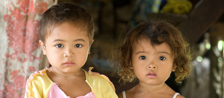 Dos jóvenes residentes de un pueblo en Mindanao, una de las provincias en Filipinas donde CRS se enfoca en construcción de la paz después de años de conflicto entre varios grupos religiosos y tribales. Foto de David Snyder para CRS