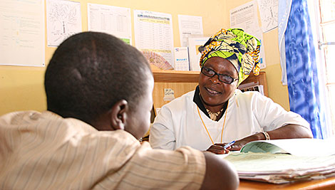 Cécile Mujawayezu en el Centro de Salud de Bungwe aconseja a Jean-Claude de 12 años de edad como parte de nuestro programa de AIDSRelief. Foto de Helen Blakesley / CRS