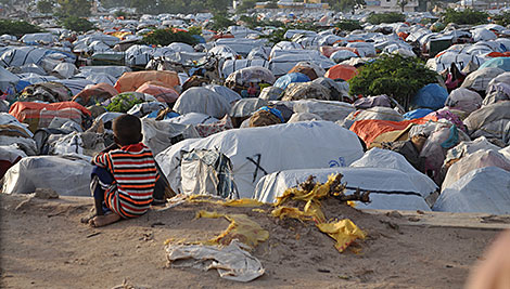 Un campamento improvisado en Mogadiscio se ha convertido en un hogar temporal para un sinnúmero de personas que han huido de la violencia y la sequía. Foto de Neal Deles / CRS