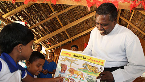 Niños tamiles aprenden las letras, números, canciones y bailes en una escuela preescolar en el noroeste de Sri Lanka. Foto de Laura Sheahen / CRS