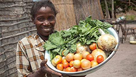 A través del programa de seguridad alimentaria “ Promotion of Rural Food”, Namkolo Kabindalala aprendió sobre la importancia de incluir vegetales en la dieta de su familia. Foto de Jake Lyell para CRS 