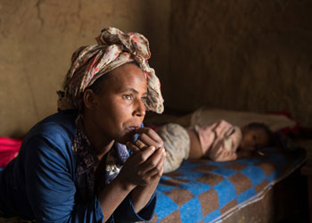 Ganet Gelgehu y su hijo Joseph viven en la aldea de Gubeta Arjo en Etiopía. Foto por Sara A. Fajardo/CRS