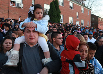 Más de 5 mil hispanos en su mayoría católicos participaron en una procesión de Viacrucis de Viernes Santo en Falls Church, VA. Este evento anual es una recreación de la pasión y crucifixión de Cristo, que ofrece un espacio espiritual para reflexionar en el camino de Cristo a la cruz. Foto por Richard Reinhart para CRS.