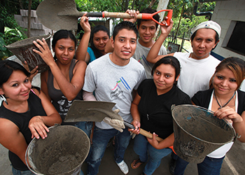 Los participantes en el programa Jóvenes Constructores de CRS en El Salvador están aprendiendo habilidades de trabajo mientras mejoran sus comunidades. Foto de Oscar Leiva/Silverlight para CRS