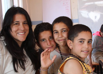 Mari Barboza, miembro del personal de CRS visita un campo de refugiados. Foto de CRS.