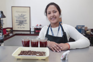 Paz en Colombia: Maria, 18, está a cargo del proyecto de laboratorio la calidad del café Borderlands en Pasto, Nariño en Colombia. Es miembro de una familia desplazada. Su padre huyó Nariño, escapando de amenazas de muerte de paramilitares colombianos. Está estudiando una carrera técnica de gestión de café en línea y ayudando a su familia con su nuevo trabajo.
