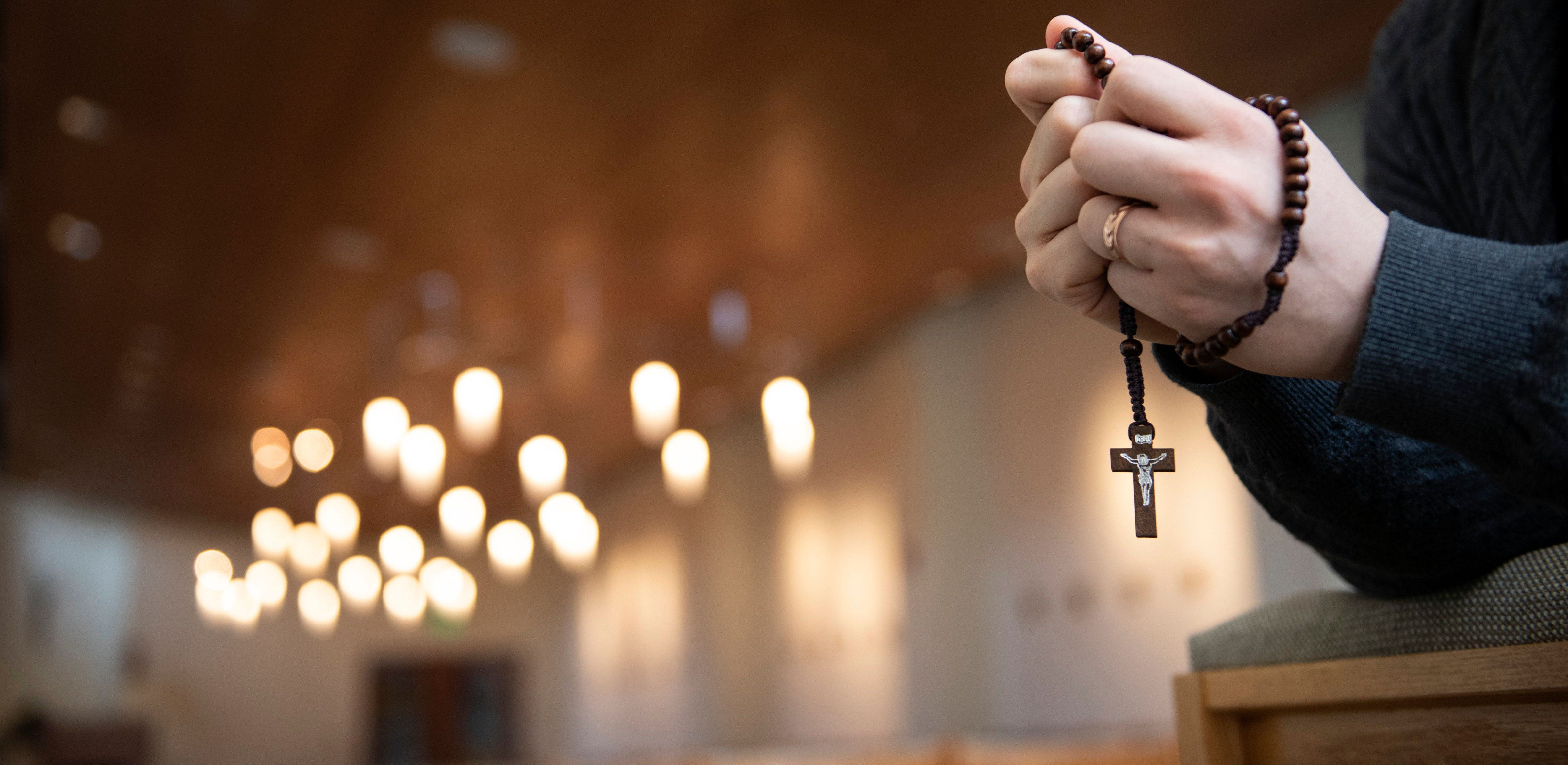 Mujer Rezando Con Rosario A Dios  Rosarios, Santo rosario, Manos rezando  con rosario