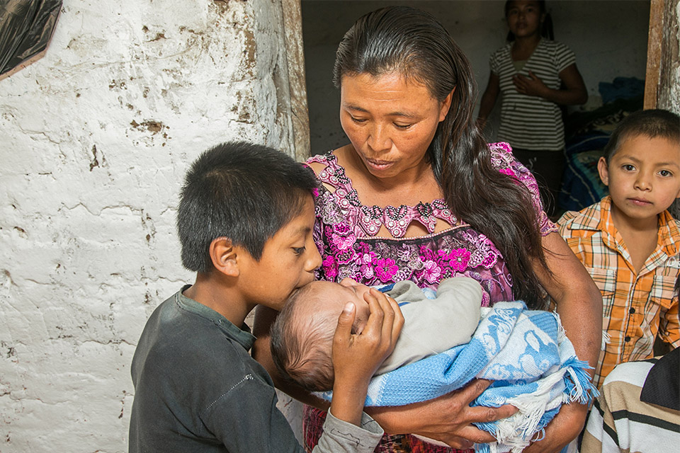 → Daí eu vos trouxe à terra dos amorreus, que habitavam dalém do Jordão, os  quais pelejaram contra vós outros; porém os entreguei nas vossas mãos, e  possuístes a sua terra; e