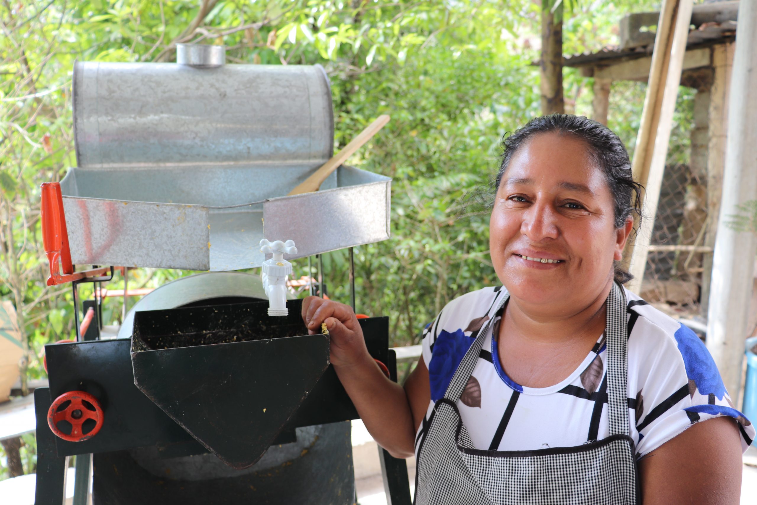 Irma Sales y su molino de maíz.