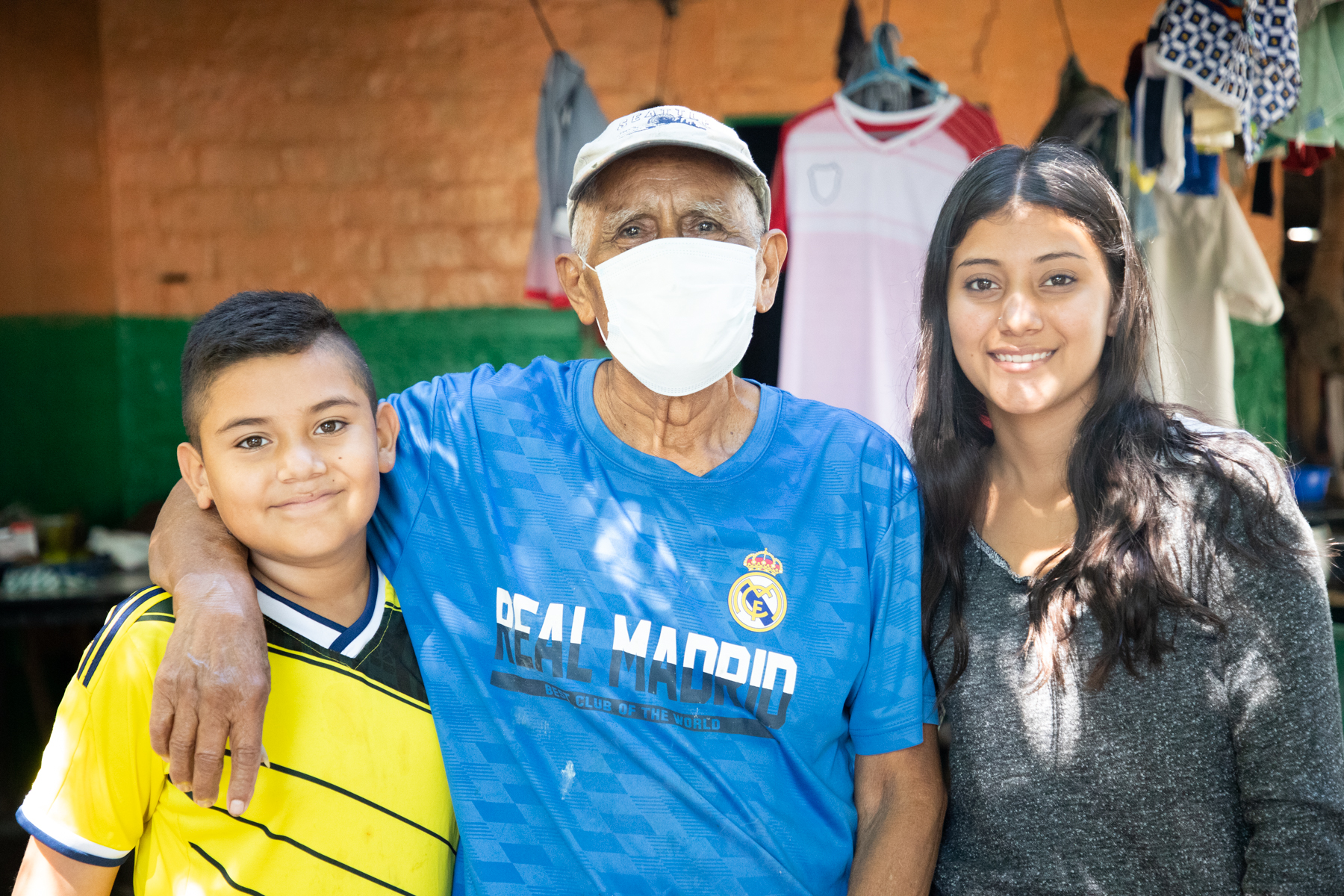 un abuelo con sus dos nietos