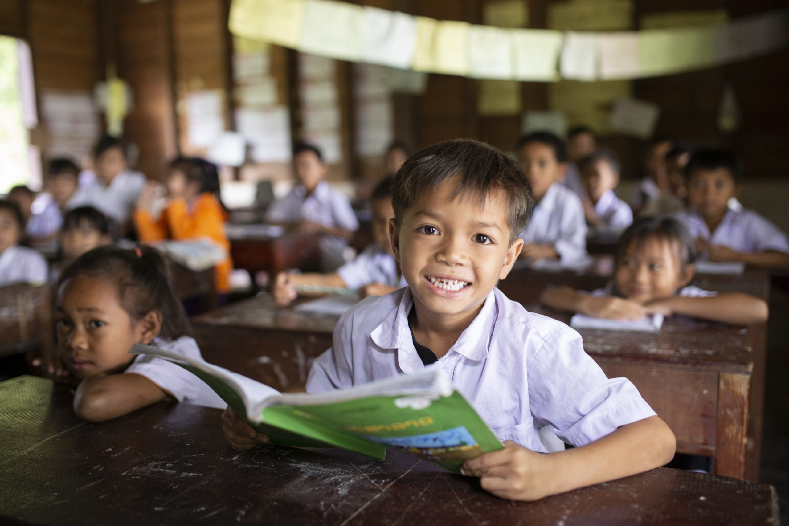 niño feliz en su escuela