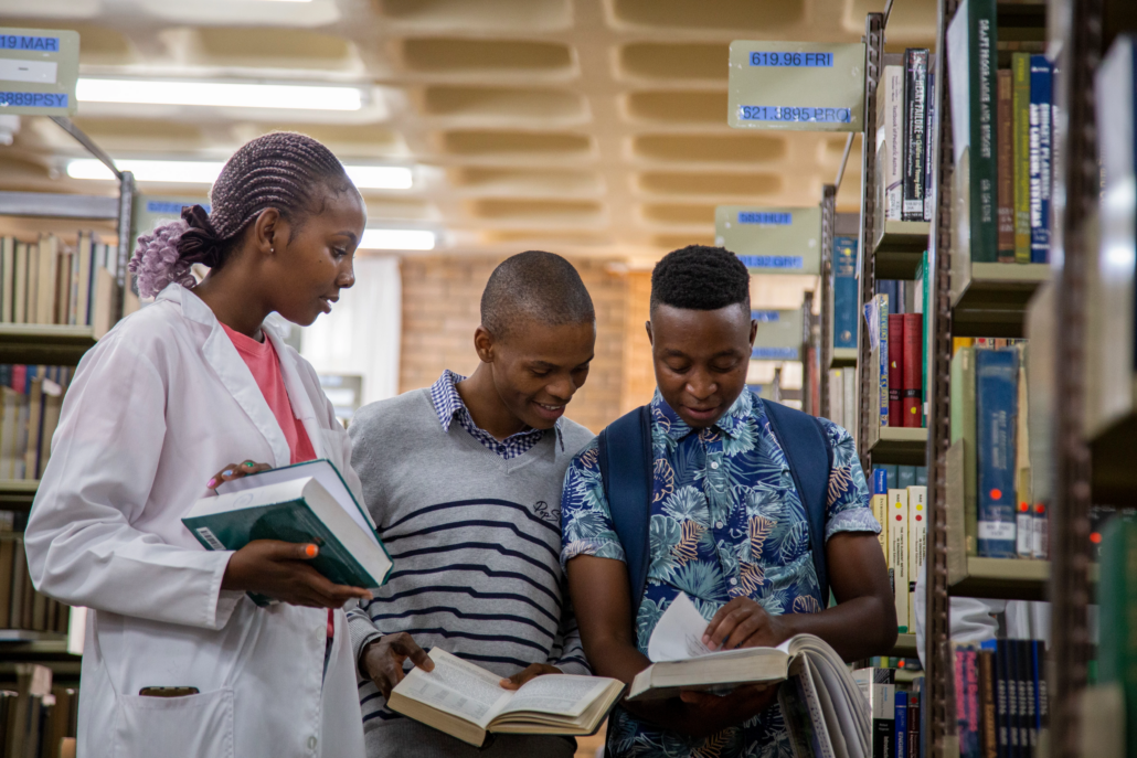 estudiantes universitarios estudian en la biblioteca