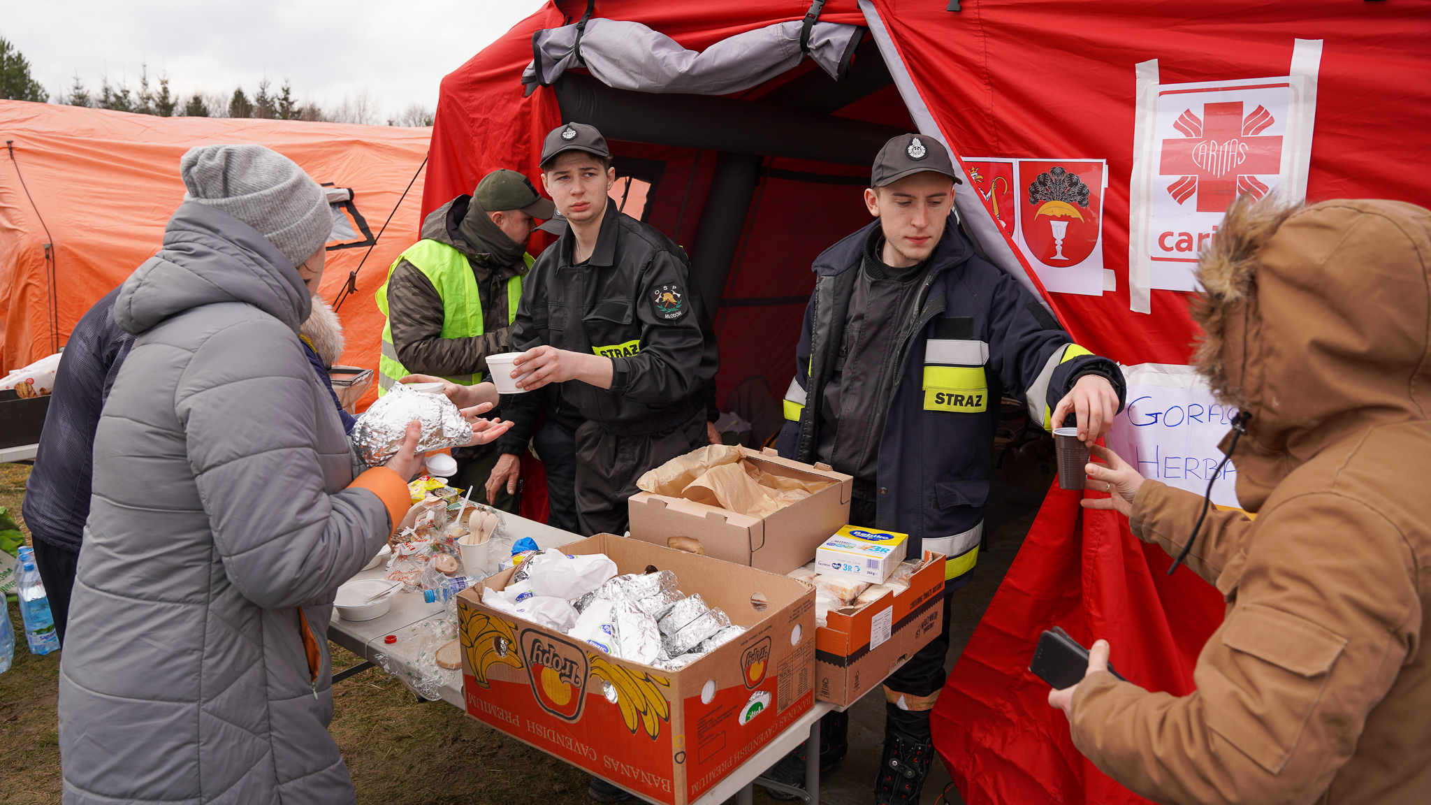 personal de CRS brinda alimentos a los refugiados ucranianos