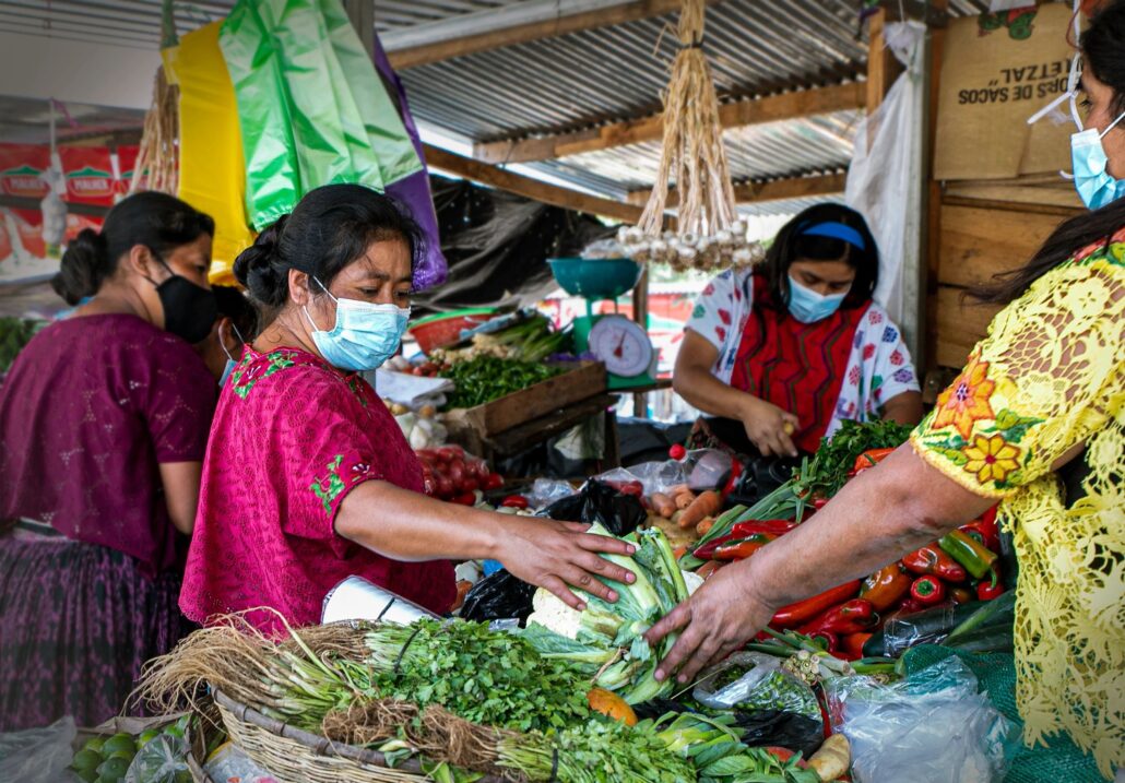 mujeres de Chiji compran alimentos en el mercado de Tactic