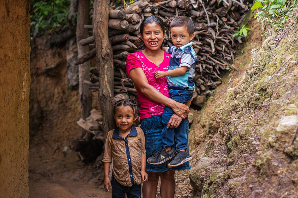 mujer con sus dos hijos