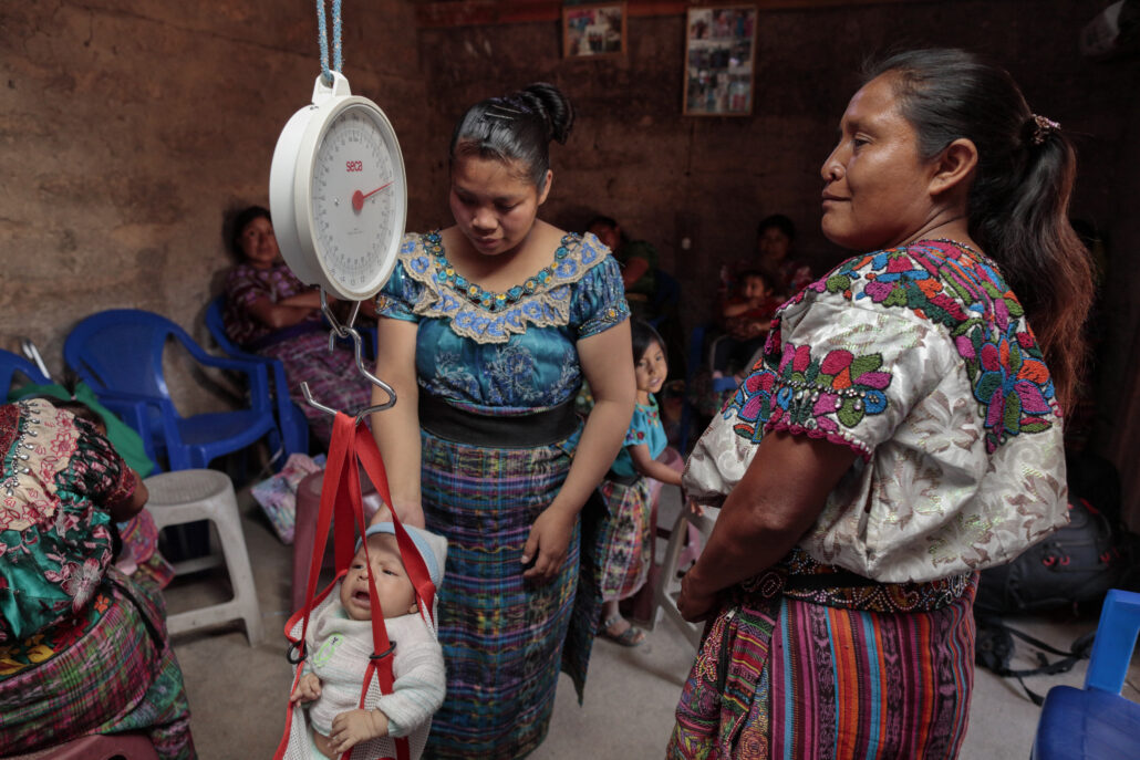 mujeres indigenas llevan a sus hijos a control de peso y estatura