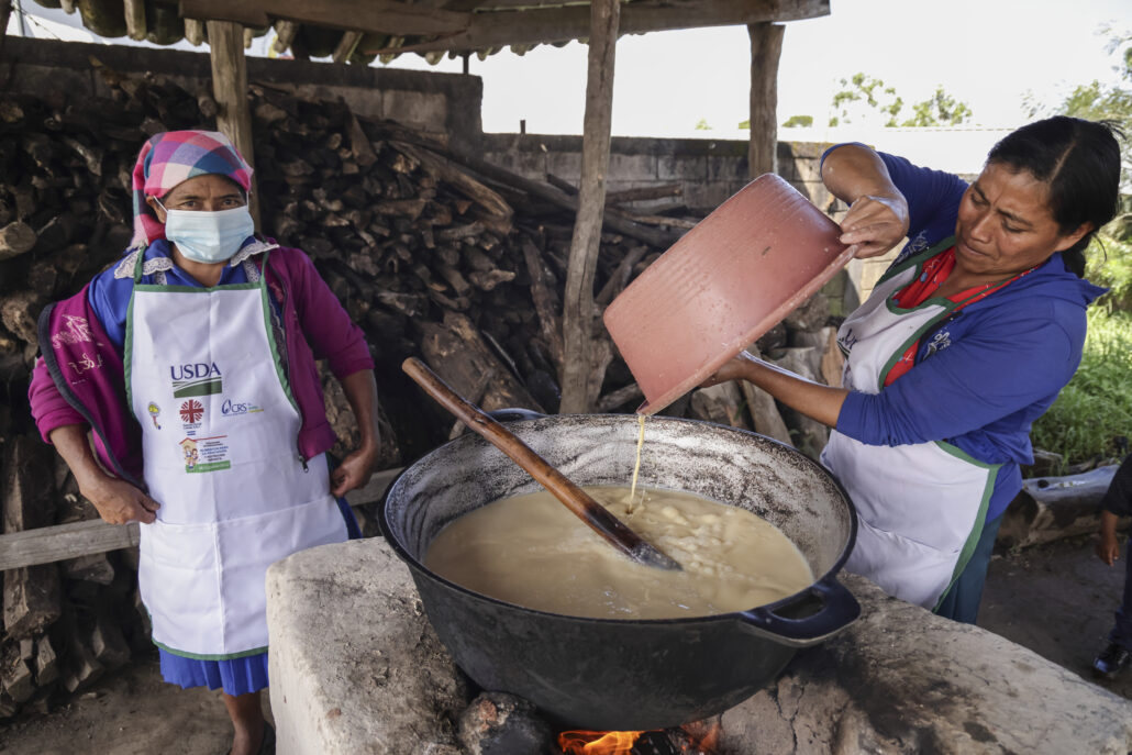 madres voluntarias preparan CSB para combatir la desnutrición