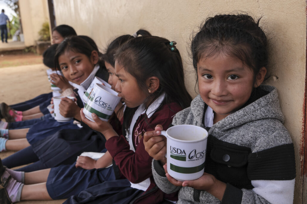 niños de la escuela La Esperanza en Honduras reciben merienda escolar
