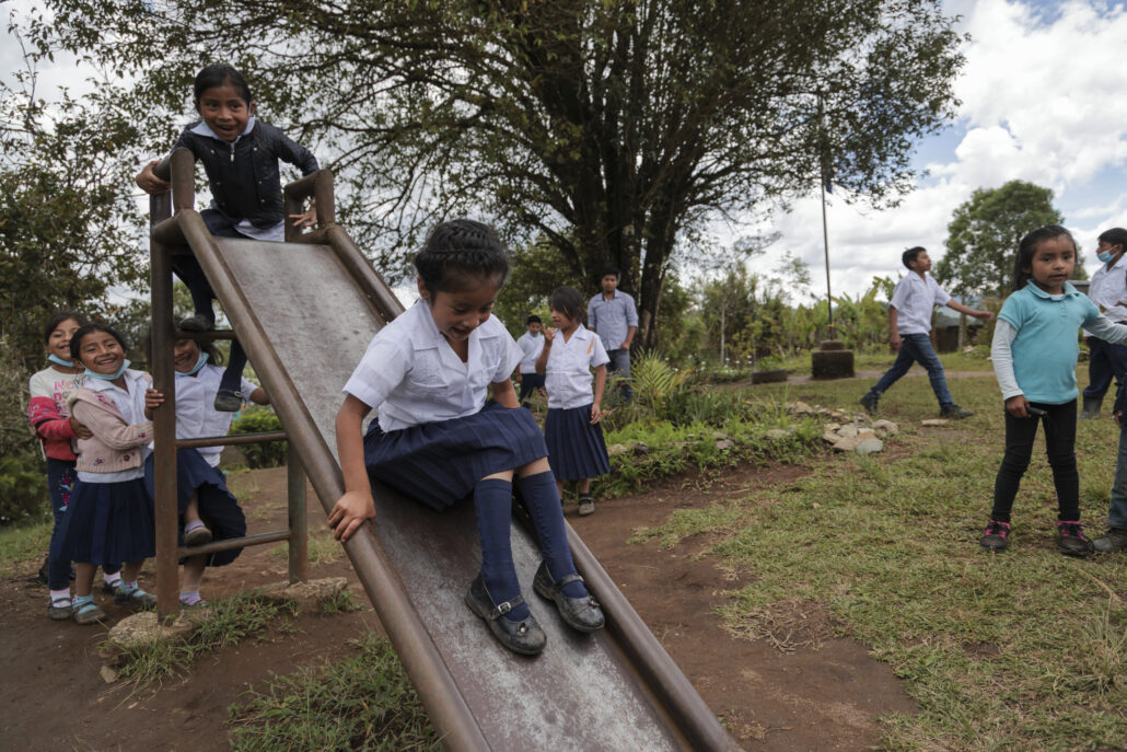 niña juega con sus amigas