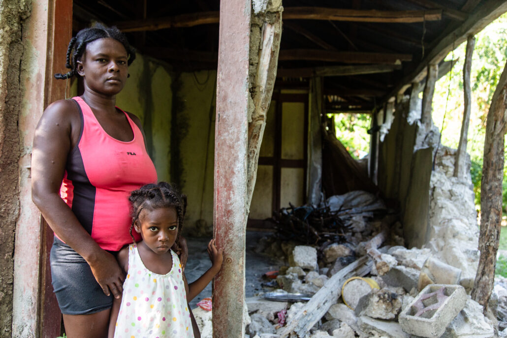 madre e hija en Haití luego del terremoto del 2021
