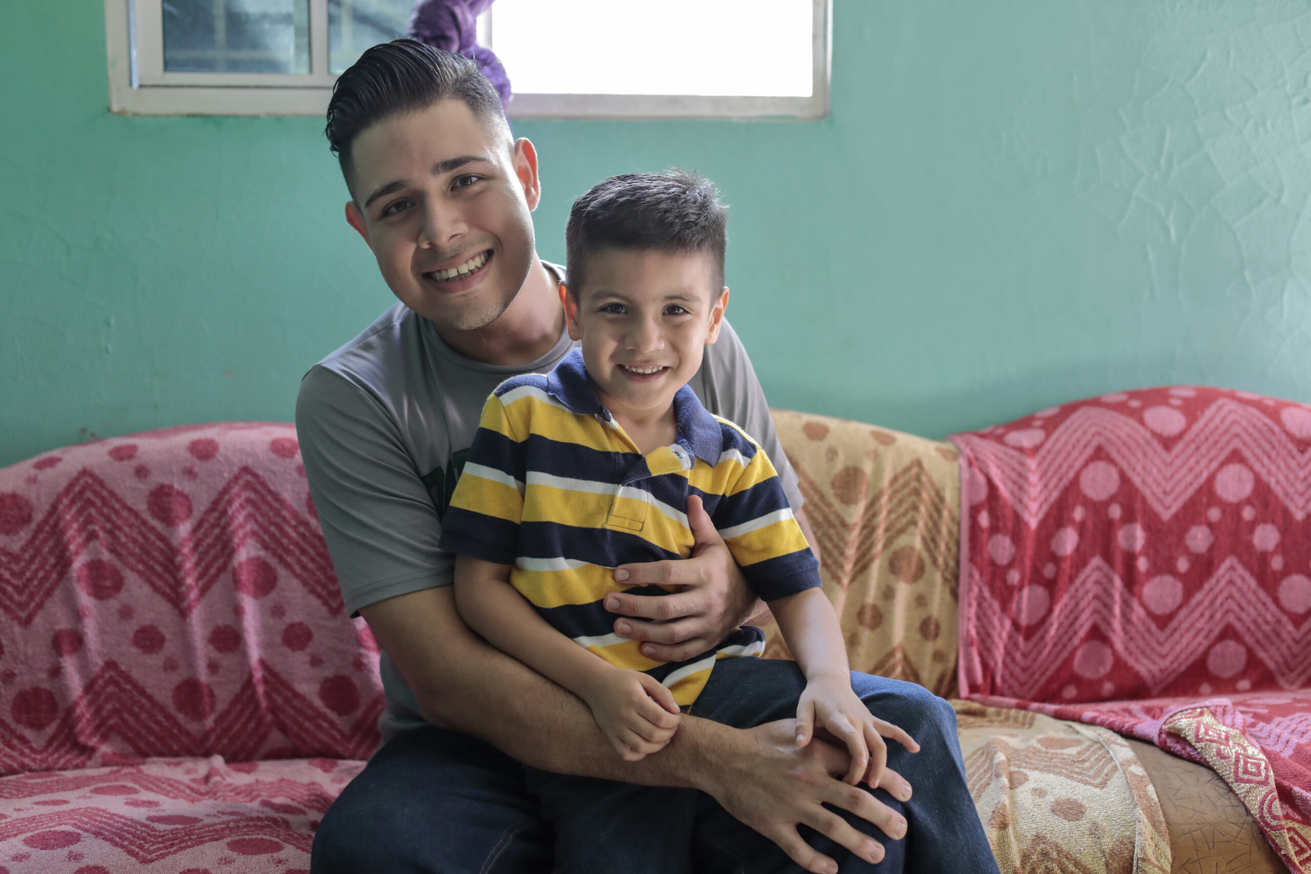 joven padre abraza a su hijo