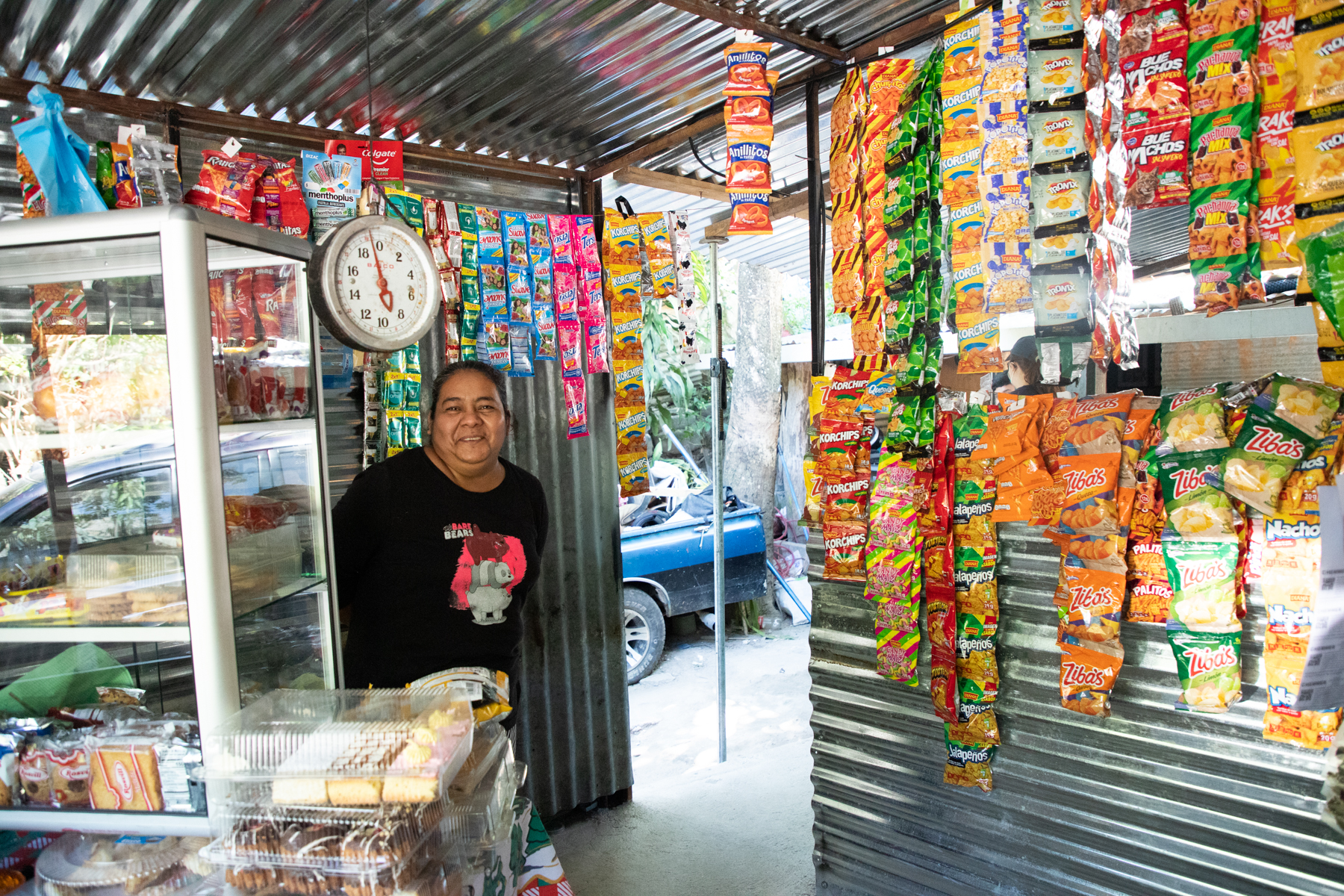 señora muestra su tienda de abarrotes en El Salvador