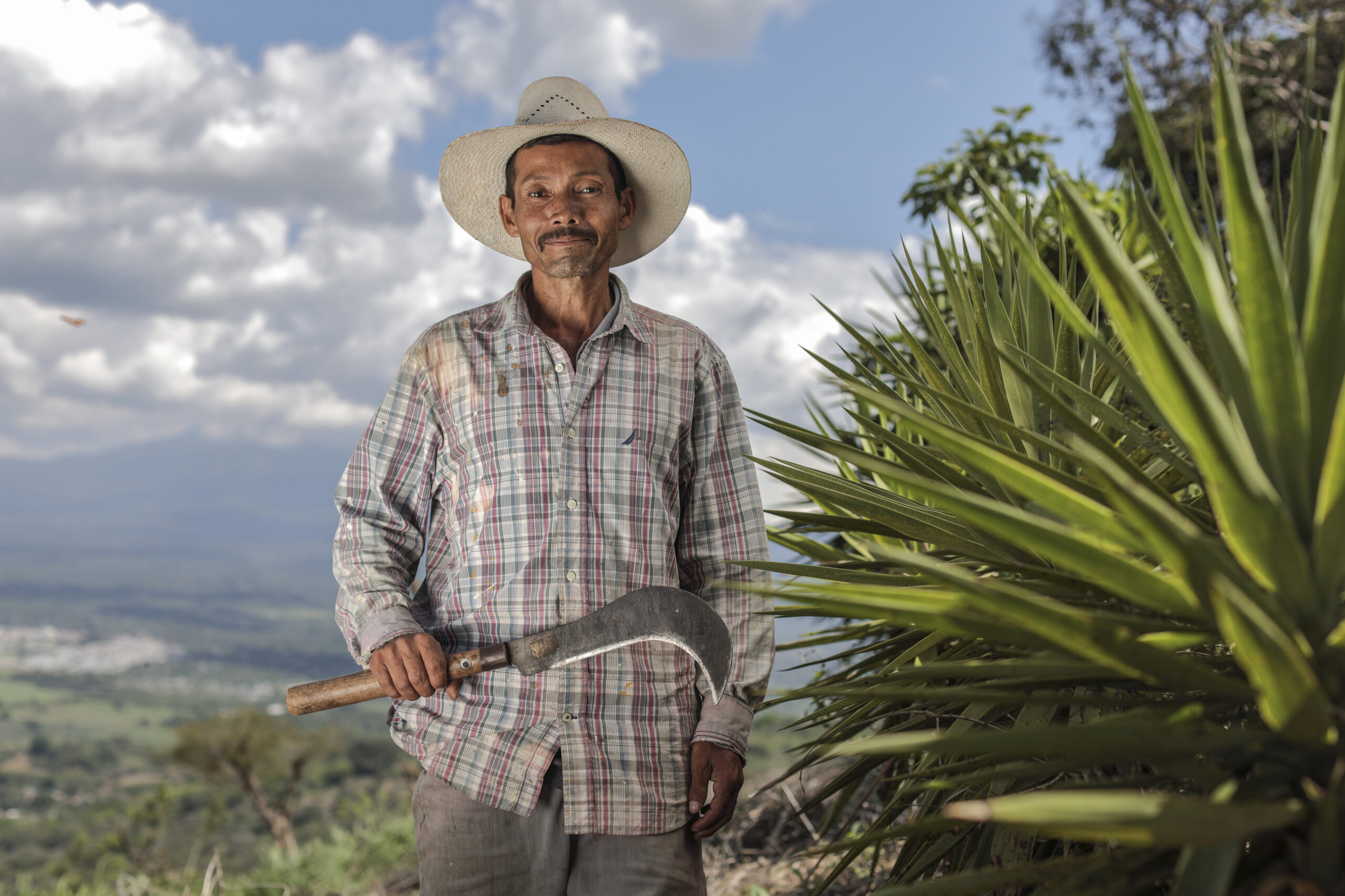 agricultor sostiene un machete