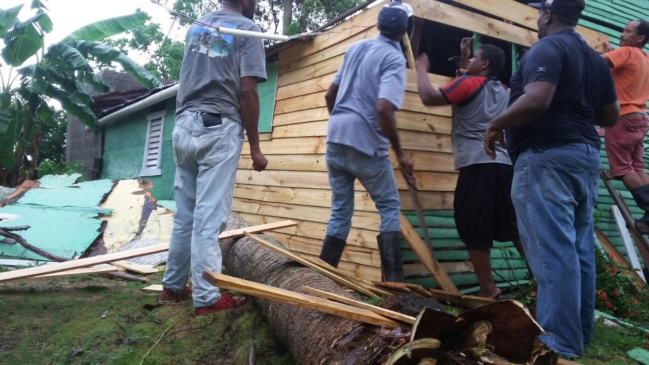 residentes de República Dominicana se preparan para el huracán Irma