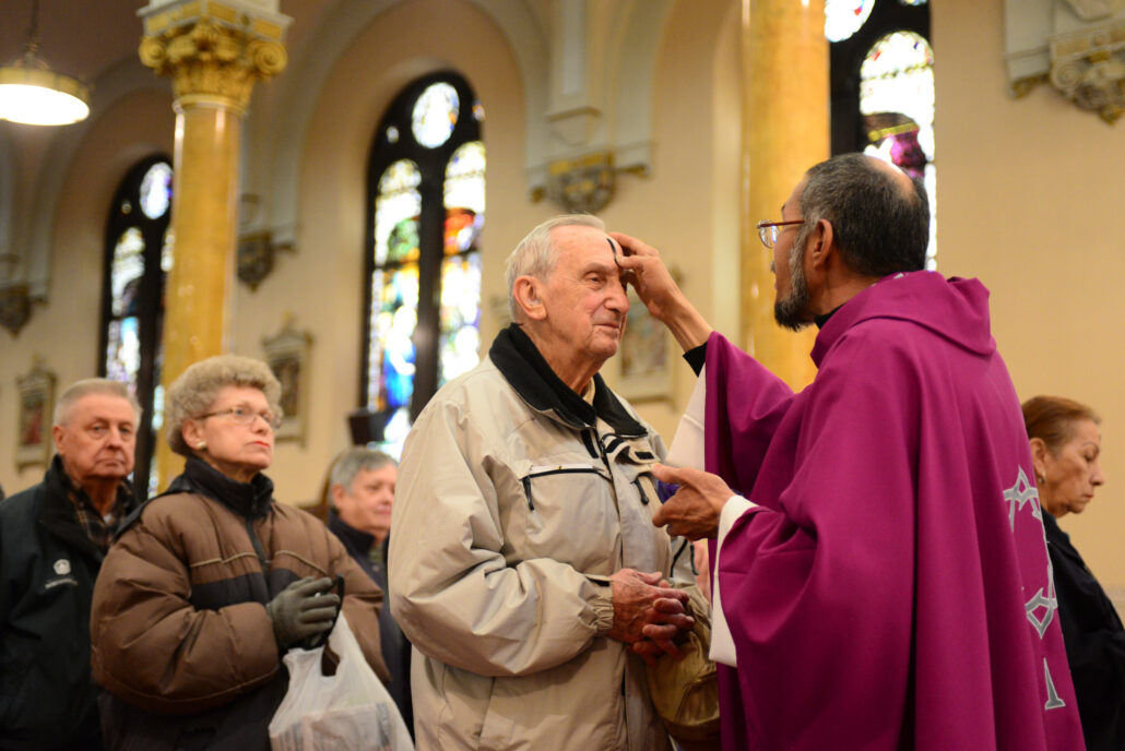 las cenizas impuestas por el sacerdote es un símbolo de Cuaresma