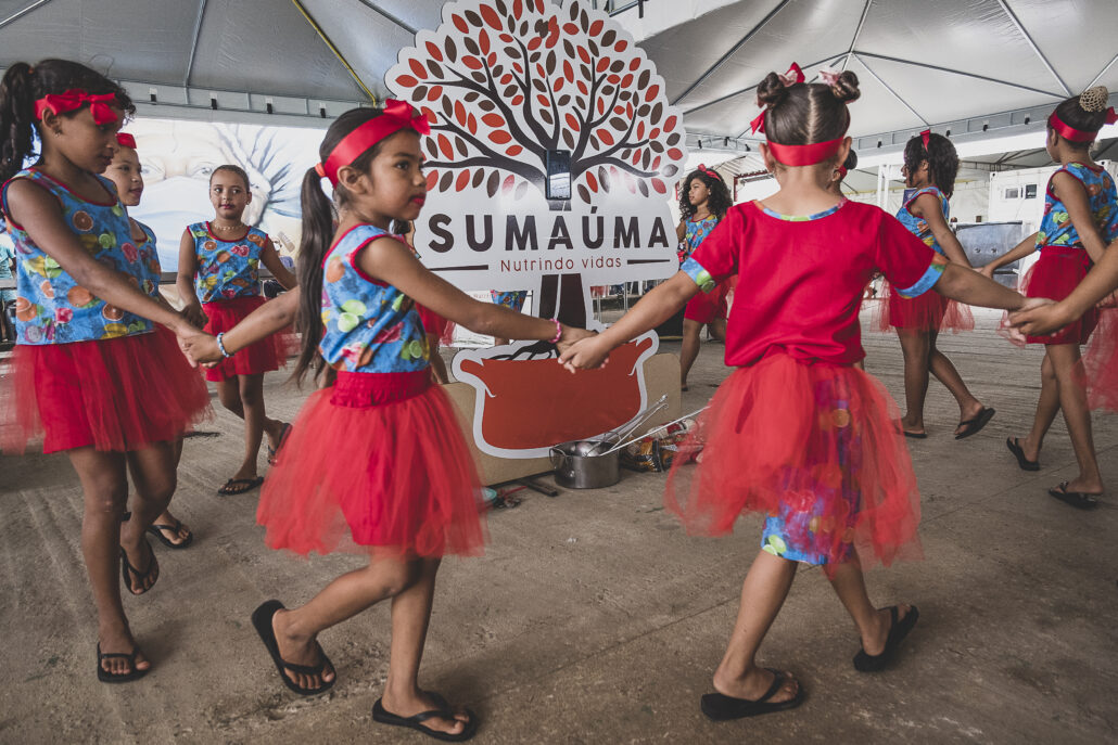 presentación de baile del proyecto Saumauma