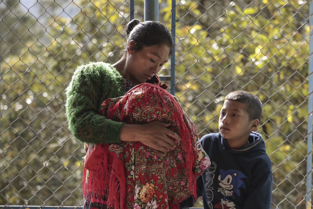 madre amamanta a su pequeña hija