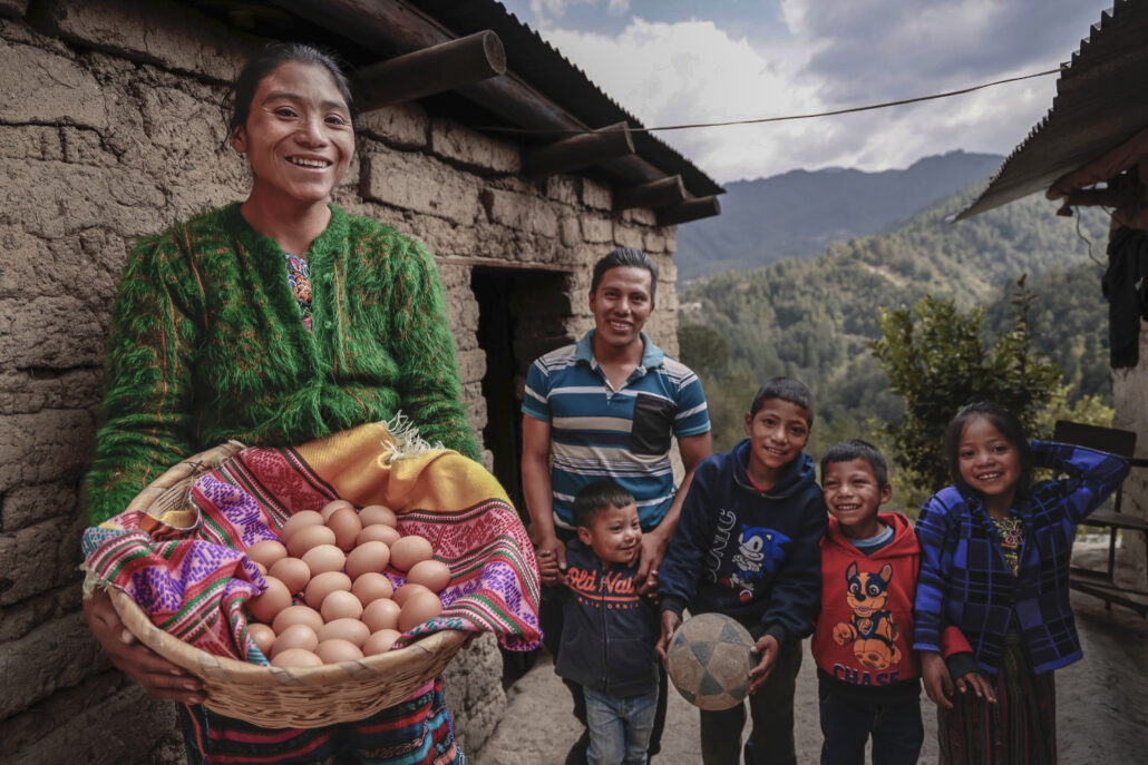 familia en guatemala felices por recibir su canasta de huevos