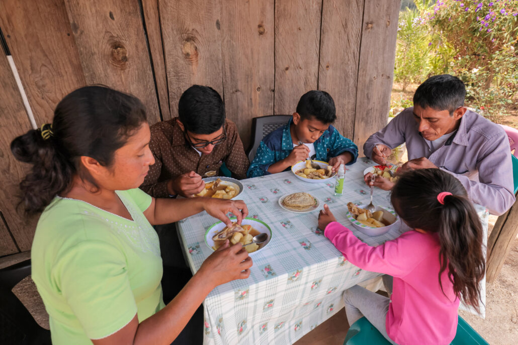 familia comiendo junta