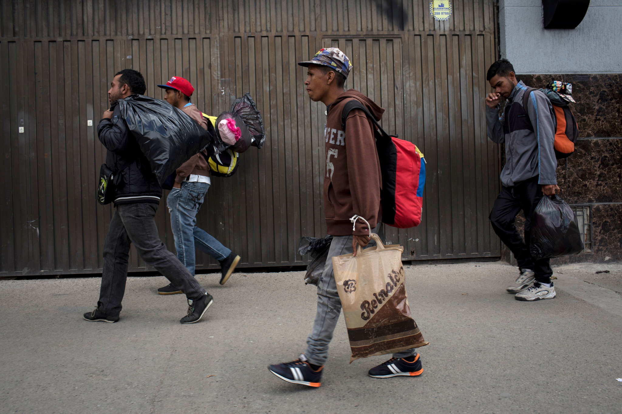migrantes venezolanos caminan cruzan colombia para llegar a perú