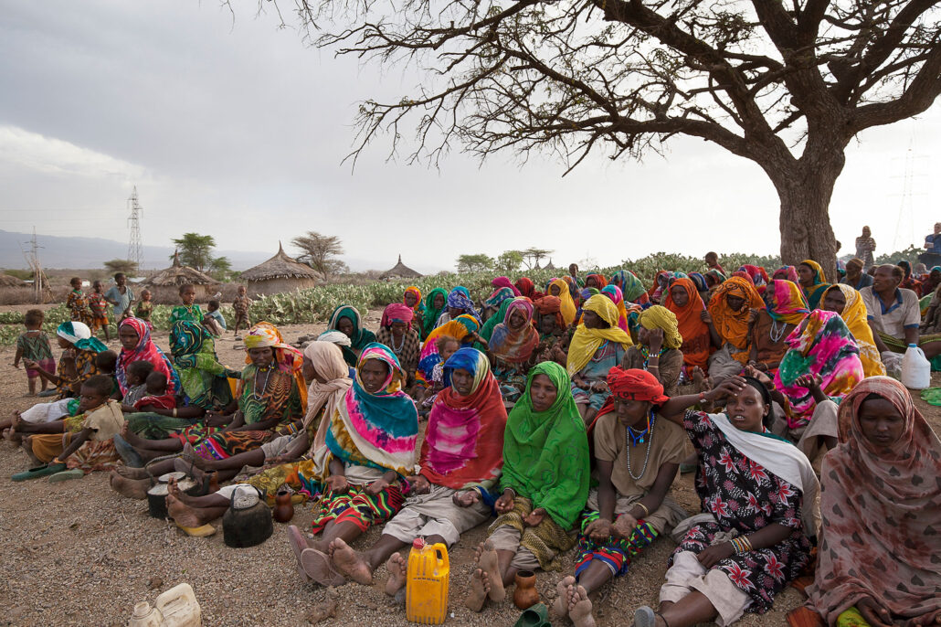 mujeres en Etiopía oran por lluvia