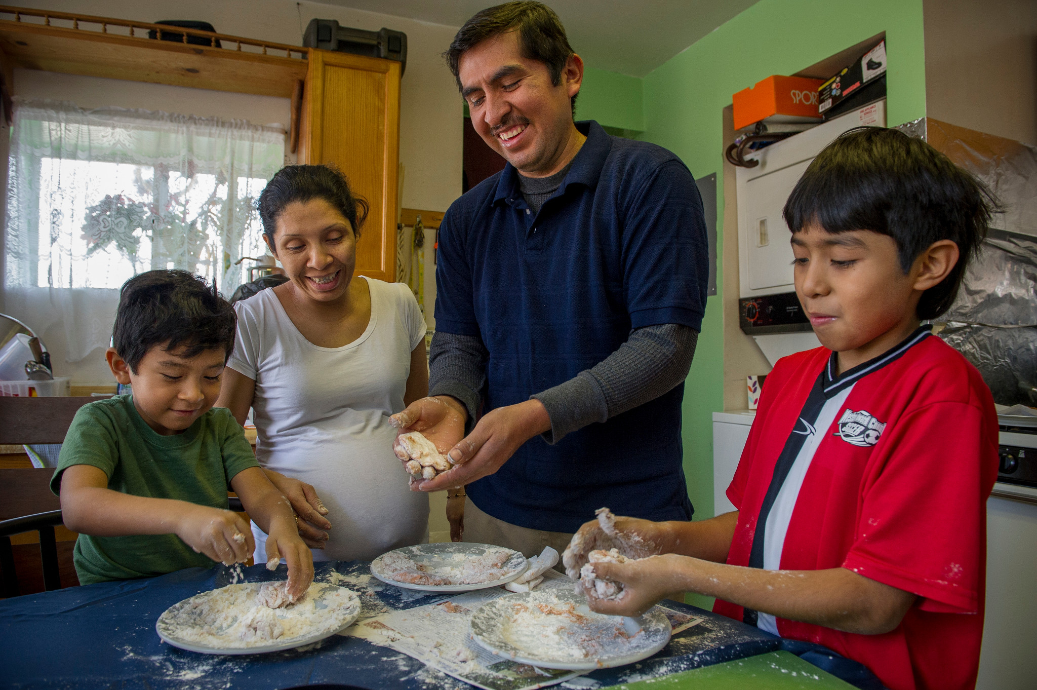 familia prepara platillos mexicanos